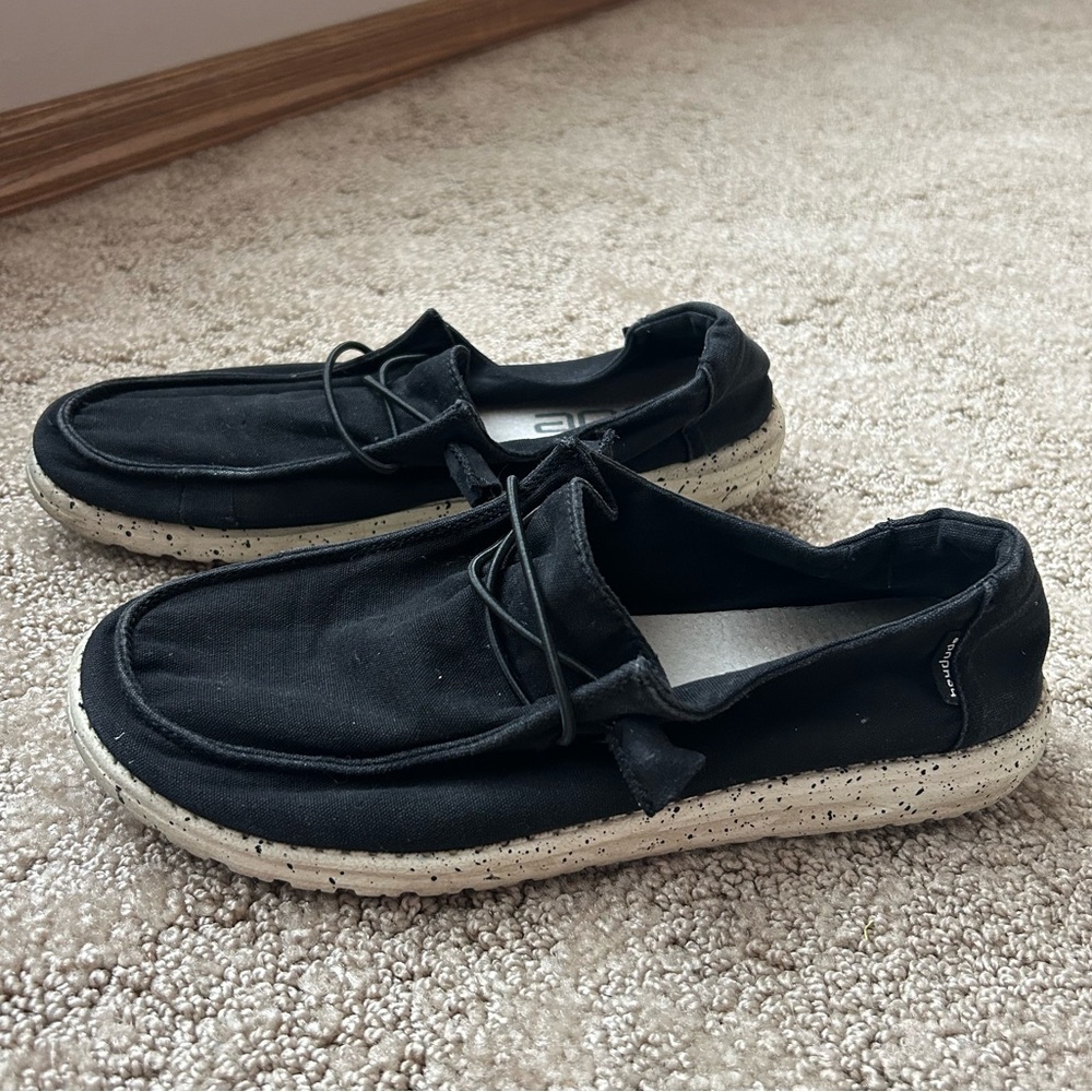 Women's Size 9 Hey Dudes